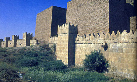 Daesh destruye parte de la antigua muralla de Nínive